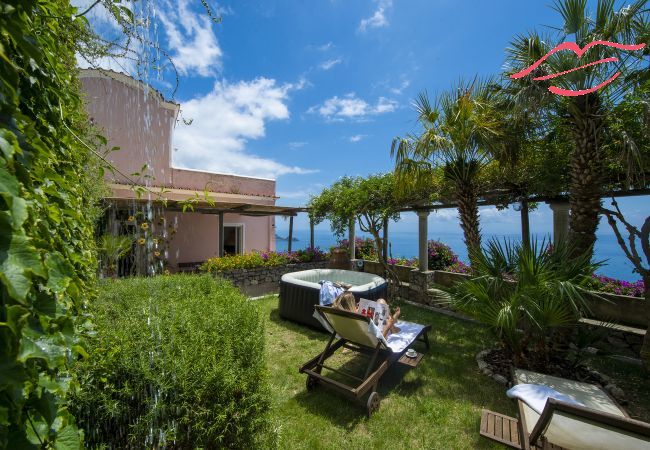 Ferienhaus in Praiano - Casale Fralisa - Wunderbare Terrasse und Whirlpool mit Meerblick