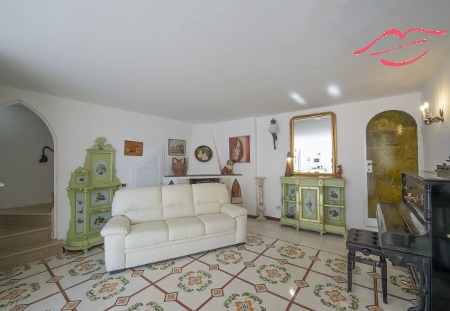 Villa in Praiano - Villa Albatros - Atemberaubende 2-stöckige Villa für große Gruppen! Villa in Praiano - Villa Albatros - Atemberaubende 2-stöckige Villa für große Gruppen!