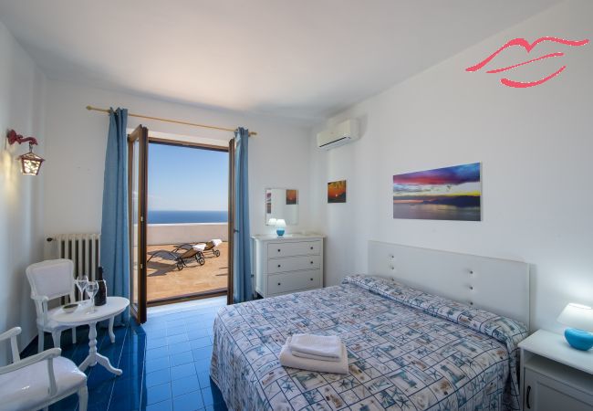 Villa in Praiano - Villa Albatros - Atemberaubende 2-stöckige Villa für große Gruppen! Villa in Praiano - Villa Albatros - Atemberaubende 2-stöckige Villa für große Gruppen!