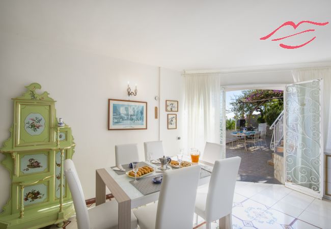 Villa in Praiano - Villa Albatros - Atemberaubende 2-stöckige Villa für große Gruppen! Villa in Praiano - Villa Albatros - Atemberaubende 2-stöckige Villa für große Gruppen!