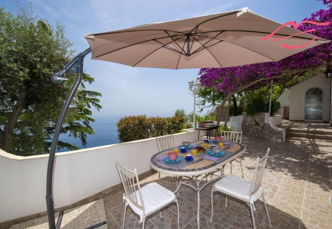 Villa in Praiano - Villa Albatros - Atemberaubende 2-stöckige Villa für große Gruppen! Villa in Praiano - Villa Albatros - Atemberaubende 2-stöckige Villa für große Gruppen!