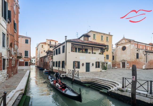 Ferienwohnung in Venedig -   Independent Mansion Overlooking the Canal R&R
