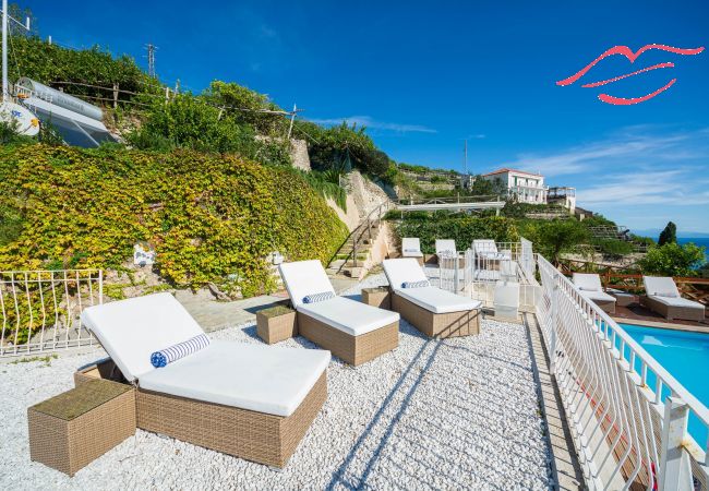 Villa in Maiori - Luxury Villa Vittoria- Villa mit Garten, Swimmingpool und Whirlpool mit Blick auf das Meer