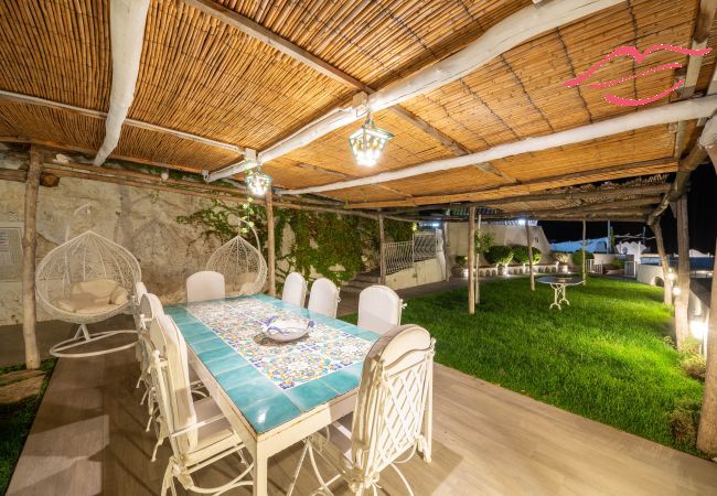 Villa in Maiori - Luxury Villa Vittoria- Villa mit Garten, Swimmingpool und Whirlpool mit Blick auf das Meer Villa in Maiori - Luxury Villa Vittoria- Villa mit Garten, Swimmingpool und Whirlpool mit Blick auf das Meer