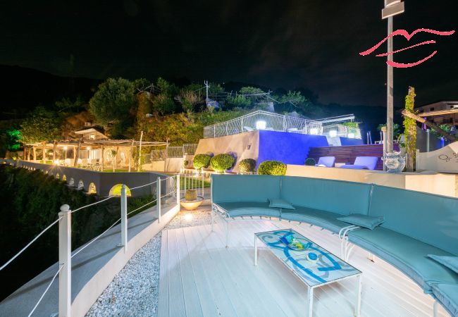 Villa in Maiori - Luxury Villa Vittoria- Villa mit Garten, Swimmingpool und Whirlpool mit Blick auf das Meer Villa in Maiori - Luxury Villa Vittoria- Villa mit Garten, Swimmingpool und Whirlpool mit Blick auf das Meer