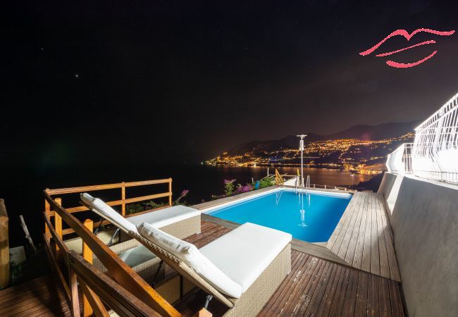 Villa in Maiori - Luxury Villa Vittoria- Villa mit Garten, Swimmingpool und Whirlpool mit Blick auf das Meer Villa in Maiori - Luxury Villa Vittoria- Villa mit Garten, Swimmingpool und Whirlpool mit Blick auf das Meer