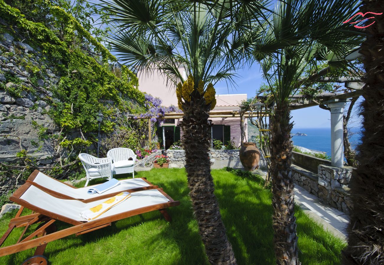 Ferienhaus in Praiano - Casale Fralisa - Wunderbare Terrasse und Whirlpool mit Meerblick