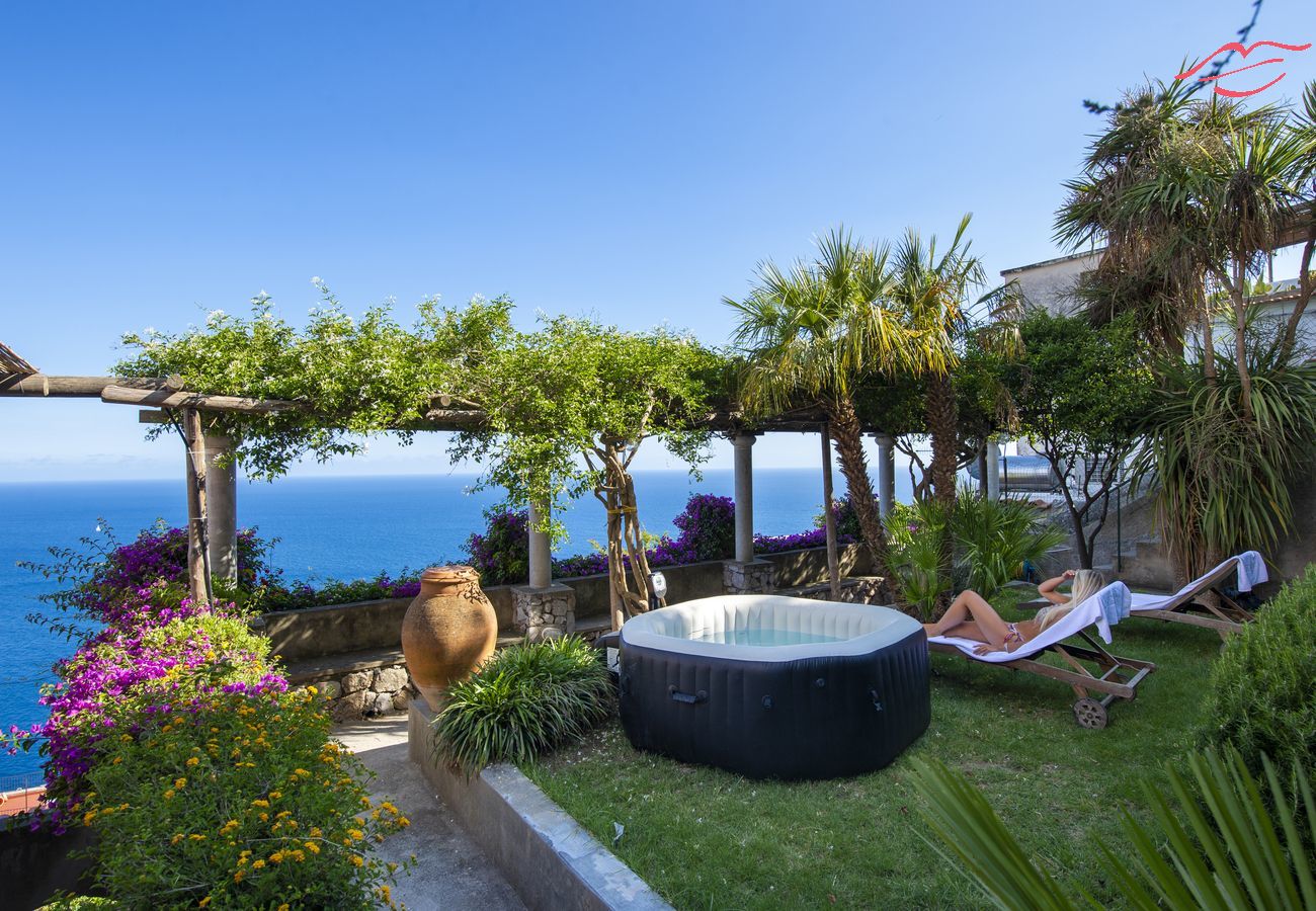 Haus in Praiano - Casale Fralisa - Wunderbare Terrasse und Whirlpool mit Meerblick