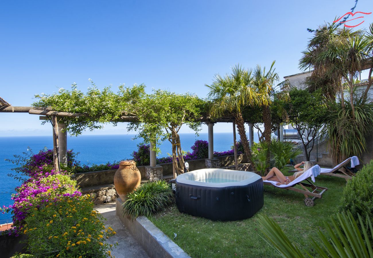 Ferienhaus in Praiano - Casale Fralisa - Wunderbare Terrasse und Whirlpool mit Meerblick