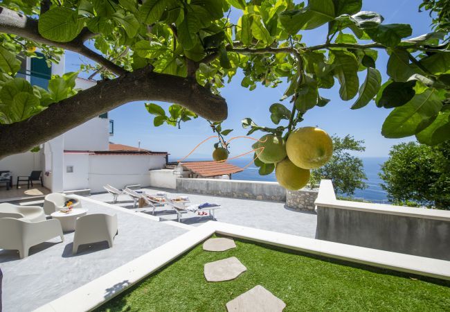 Villa en Praiano - Villa CristAl - Villa con Vistas al Mar y Jardín Privado
