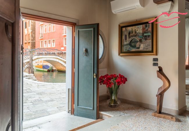 Appartement à Venise -   Independent Mansion Overlooking the Canal R&R
