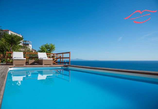 Villa à Maiori - Luxury Villa Vittoria- Villa avec jardin, piscine et jacuzzi avec vue sur la mer