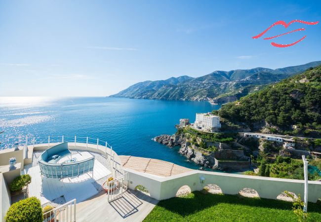 Villa à Maiori - Luxury Villa Vittoria- Villa avec jardin, piscine et jacuzzi avec vue sur la mer