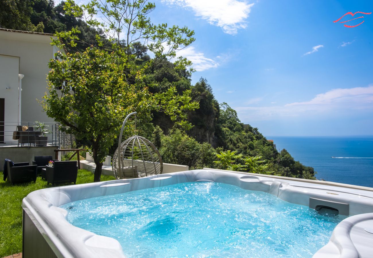 Villa à Amalfi - Villa Donna Rachele - Jacuzzi vue mer et Parking Gratuit Villa à Amalfi - Villa Donna Rachele - Jacuzzi vue mer et Parking Gratuit