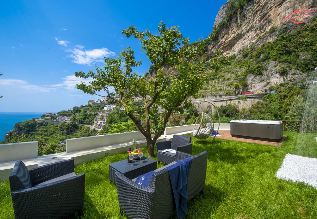 Villa à Amalfi - Villa Donna Rachele - Jacuzzi vue mer et Parking Gratuit Villa à Amalfi - Villa Donna Rachele - Jacuzzi vue mer et Parking Gratuit