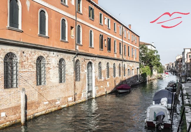 Appartamento a Venezia -  Elegant Fornasa Vecia Canal View R&R
