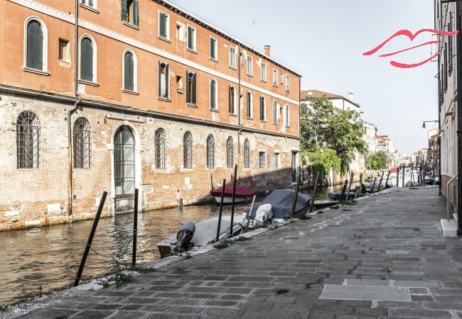 Appartamento a Venezia -  Elegant Fornasa Vecia Canal View R&R
