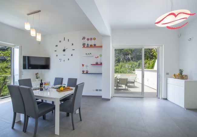 Villa a Amalfi - Villa Donna Rachele - Jacuzzi Vista Mare e Parcheggio Gratuito Villa a Amalfi - Villa Donna Rachele - Jacuzzi Vista Mare e Parcheggio Gratuito