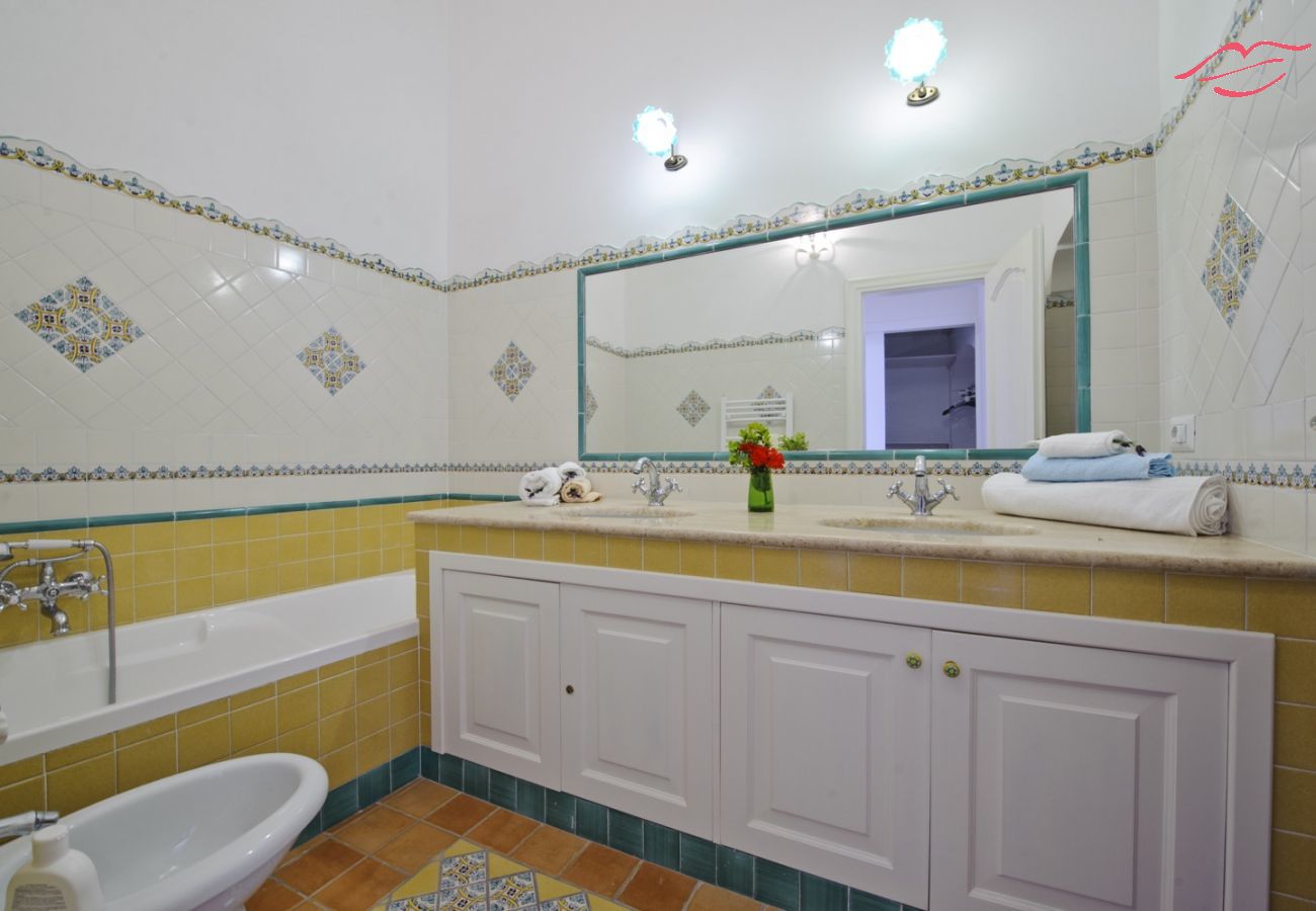 Villa a Praiano - Casa Giorgia - Villa panoramica esclusiva nel cuore di Praiano Villa a Praiano - Casa Giorgia - Villa panoramica esclusiva nel cuore di Praiano