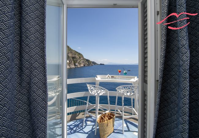 Rent by room in Praiano - Romantic Room - A Rockside Escape Rent by room in Praiano - Romantic Room - A Rockside Escape