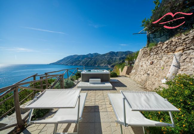 Villa in Maiori - Luxury Villa Vittoria- Villa with garden, swimming pool and jacuzzi overlooking the sea