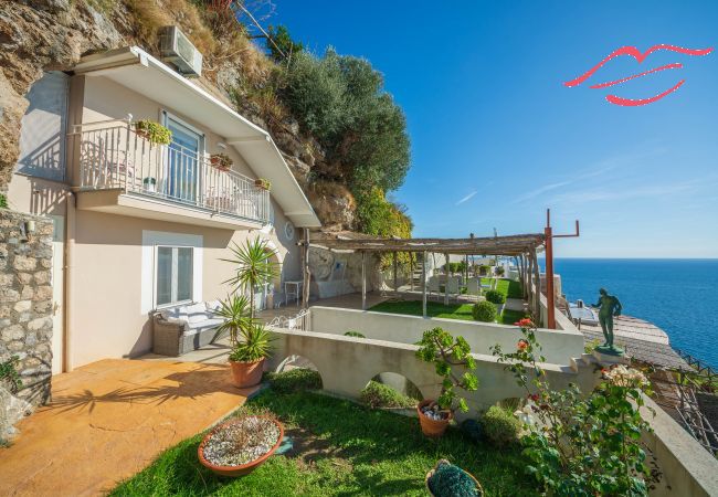 Villa in Maiori - Luxury Villa Vittoria- Villa with garden, swimming pool and jacuzzi overlooking the sea