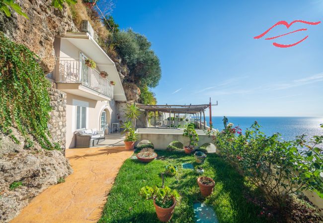 Villa in Maiori - Luxury Villa Vittoria- Villa with garden, swimming pool and jacuzzi overlooking the sea