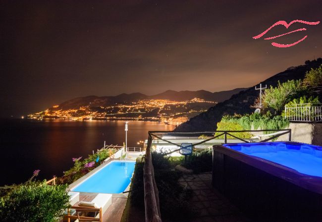 Villa in Maiori - Luxury Villa Vittoria- Villa with garden, swimming pool and jacuzzi overlooking the sea