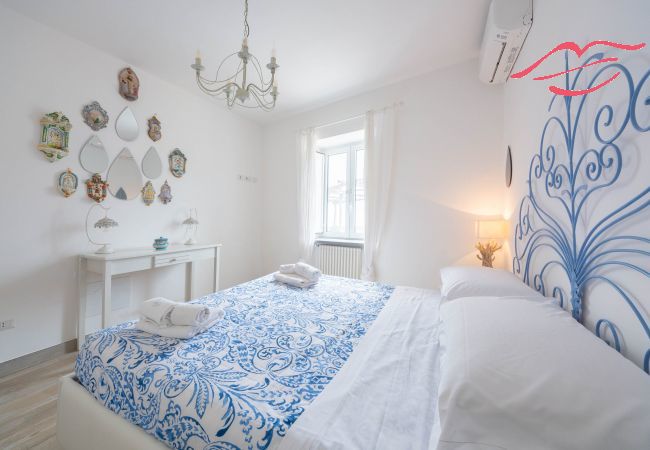 Villa in Maiori - Luxury Villa Vittoria- Villa with garden, swimming pool and jacuzzi overlooking the sea Villa in Maiori - Luxury Villa Vittoria- Villa with garden, swimming pool and jacuzzi overlooking the sea